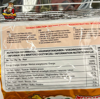 Ein Foto des Nährwertetiketts auf der Rückseite eines Buldak Curry Pakets. Es zeigt Informationen pro 100 g: 393 kcal, 12,9 g Fett, davon 6,4 g gesättigte Fettsäuren, 60,7 g Kohlenhydrate, davon 5 g Zucker, 9,3 g Protein und 2,7 g Salz.