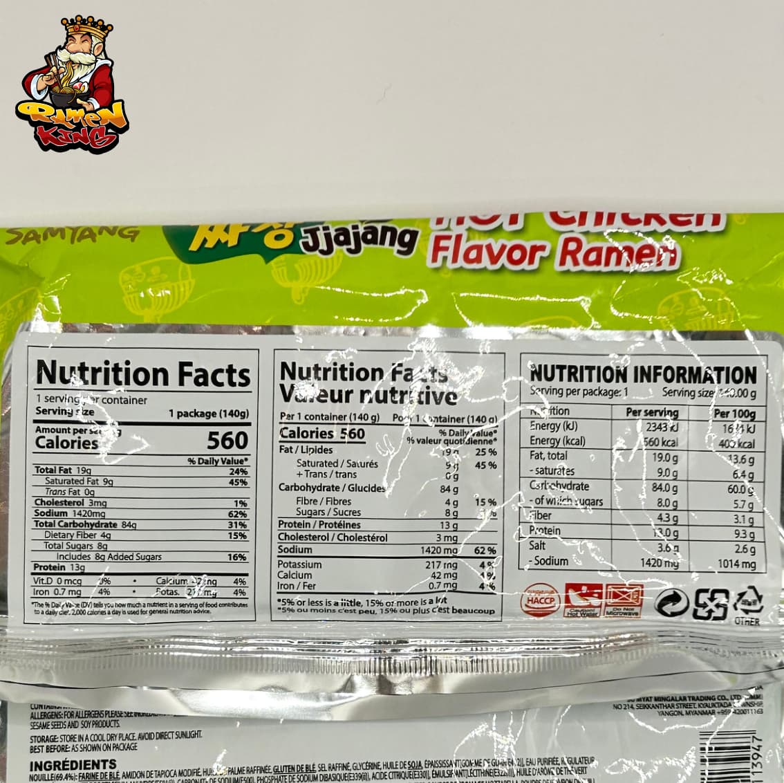 Nahaufnahme des Nährwertetiketts auf der Rückseite eines Buldak Jjajang Ramen Pakets. Es zeigt Informationen pro Portion: 560 Kalorien, 19 g Fett, 84 g Kohlenhydrate, 13 g Protein und 1.420 mg Natrium.