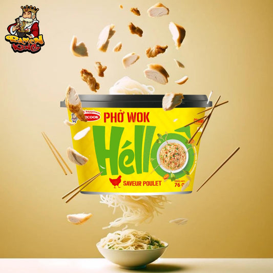 Werbebild für 'Hello Pho Wok' Instant-Nudeln mit Hühnergeschmack, bei dem die Zutaten um einen schwebenden Becher herum in der Luft verteilt sind, während eine Schüssel mit Nudeln und Gemüse unten zu sehen ist.