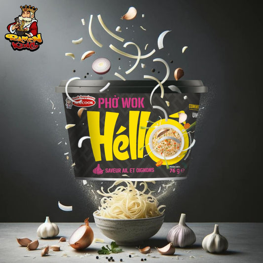 Bild einer 'Hello Pho Wok' Instant-Nudelpackung mit Zwiebel- und Knoblauchgeschmack, umgeben von schwebenden Nudeln, Zwiebelscheiben und Knoblauchzehen vor einem dunklen Hintergrund