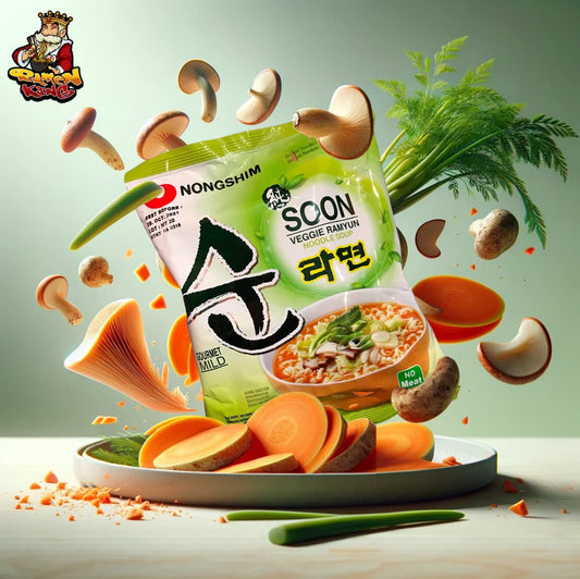 Kreative Darstellung von Nongshim Soon Veggie Ramyun Nudeln, umgeben von Zutaten wie Pilzen und Gemüse, die um das Paket schweben vor einem weichen grünen und orangefarbenen Hintergrund, was die Gemüsebrühe und die vegetarische Natur des Produkts unterstreicht.