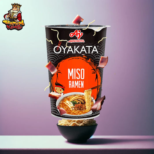 Werbegrafik für Oyakata Miso Ramen. Ein schwarzer Becher mit Miso Ramen Abbildung und dem Oyakata Logo ist zentral platziert, umgeben von einer dynamischen Grafik, die Ramennudeln und Zutaten wie Schweinefleisch und Lauch darstellt, die in der Luft zu schweben scheinen.