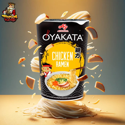 Werbegrafik für Oyakata Chicken Ramen. Ein schwarzer Becher mit gelber Beschriftung und asiatischen Zeichen, umgeben von schwebenden Hühnchenstücken und einem dynamischen Nudelschwung. Im Vordergrund sind Nudeln zu sehen, die aus dem Becher fließen, was die schnelle und einfache Zubereitung des Produkts symbolisiert.