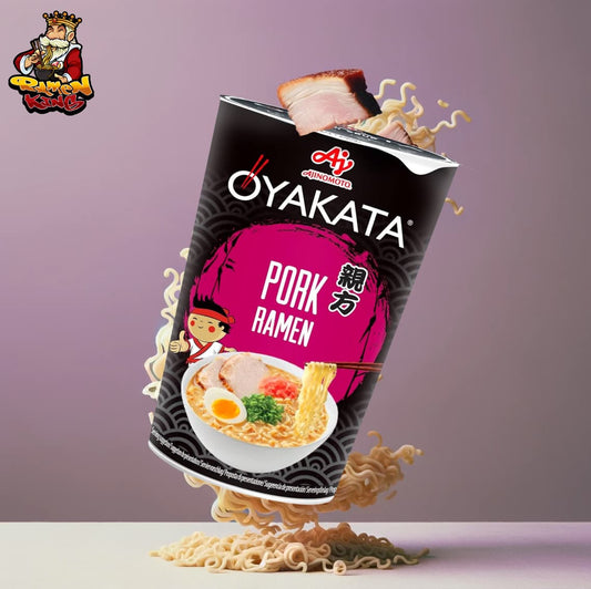 Werbegrafik für Oyakata Pork Ramen. Ein schwarzer Becher mit dem Bild einer Portion Schweinefleisch Ramen und dem Oyakata Logo ist im Vordergrund zu sehen, umgeben von einer dynamischen Komposition von Nudeln und Scheiben von Schweinefleisch, die in der Luft zu schweben scheinen.