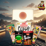 Sonnenaufgang über einem japanischen See, stilisierte rote Sonne oben. Verschiedene Instant-Nudelverpackungen im Vordergrund. 'Ramen King'-Logo mit Cartoon-König in der Ecke