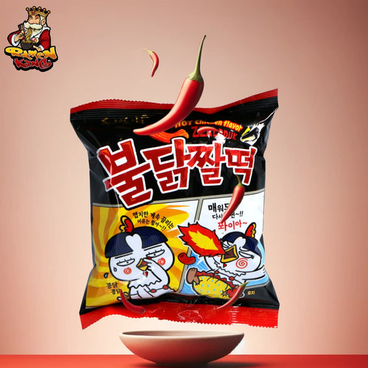 Verpackung von Samyangs Zzzuldak scharfen Hühnchen-Chips mit umherfliegenden Chilis auf rotem Verlaufshintergrund