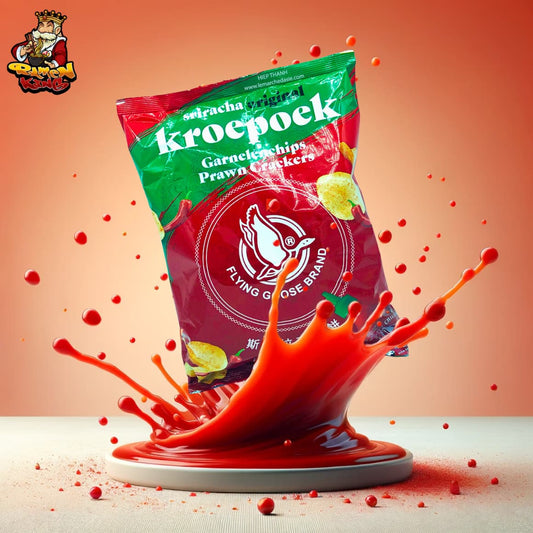 Sriracha-Garnelenchips auf einem roten Hintergrund mit einem Spritzer Sriracha-Sauce, was auf einen scharfen und geschmackvollen Snack hinweist.