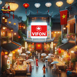 Vietnamesische Altstadt bei Dämmerung, traditionelle Kleidung, "VIFON"-Leuchtschild, Lampions, Flagge, "Ramen King"-Logo links oben.