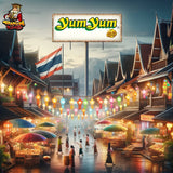 Thailändischer Markt bei Dämmerung, traditionelle Kleider, Lampions, "YumYum"-Schild, Flaggen, "Ramen King"-Logo links oben.