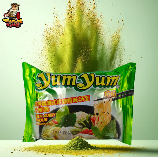 YumYum Instant-Nudeln mit grünem Currygeschmack, umgeben von einer Wolke grünen Currypulvers, auf einem passenden grünen Hintergrund