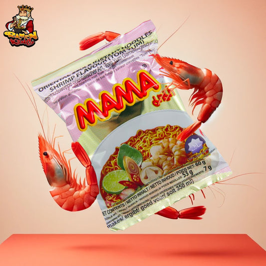 Ein Paket Mama-Garnelengeschmack Instantnudeln, umgeben von schwimmenden Garnelen auf einem pfirsichfarbenen Hintergrund, suggeriert ein frisches und meeresfrüchtiges Esserlebnis