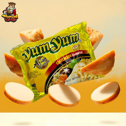 Ein Paket YumYum Instant-Nudeln mit Hühnergeschmack, mit schwebenden Hühnchenstücken und Nudeln, die aus dem Paket fliegen, auf orangefarbenem Hintergrund