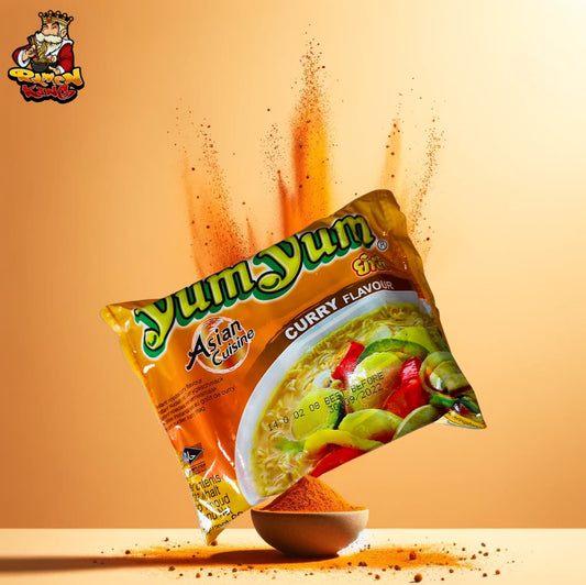 Eine Tüte YumYum Instant-Nudeln mit Currygeschmack, aus der ein Currypulver-Explosion herauskommt, auf einem warmen, gelben Hintergrund.