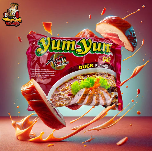 YumYum Instant-Nudeln mit Entengeschmack, begleitet von fliegenden Entenbrustscheiben und spritzender Sauce, vor einem orangefarbenen Hintergrund