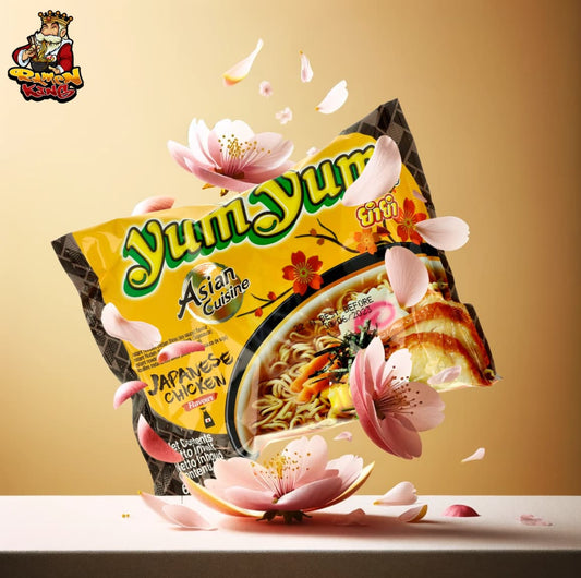 Werbeanzeige für YumYum Instant-Nudeln mit japanischem Hühnergeschmack. Die Nudelpackung ist umgeben von Kirschblüten und einem Bild von gegrilltem Huhn, das aus der Packung herauszuspringen scheint, vor einem beige Hintergrund.