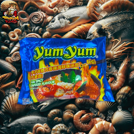 YumYum Instant-Nudeln mit Meeresfrüchtegeschmack. Die blaue Verpackung ist platziert vor einem Hintergrund mit verschiedenen Meeresfrüchten wie Fischen, Garnelen und Muscheln, was die Vielfalt des Meeresgeschmacks unterstreicht.