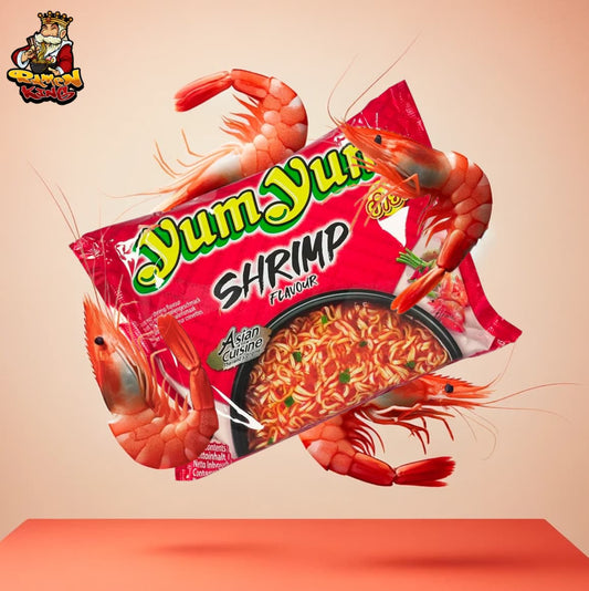 YumYum Garnelen-Instant-Nudeln, die Verpackung ist umgeben von realistischen Garnelen und erscheint auf einem schlichten roten Hintergrund, was auf den scharfen und kräftigen Geschmack der Nudeln hindeutet.